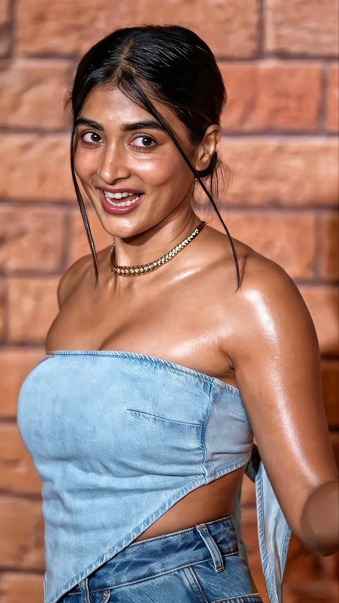 Bollywoodbuzz95's tweet photo. Pooja Hegde from front to back, uff, what hotness she carries! 🔥
#Poojahedge @hegdepooja