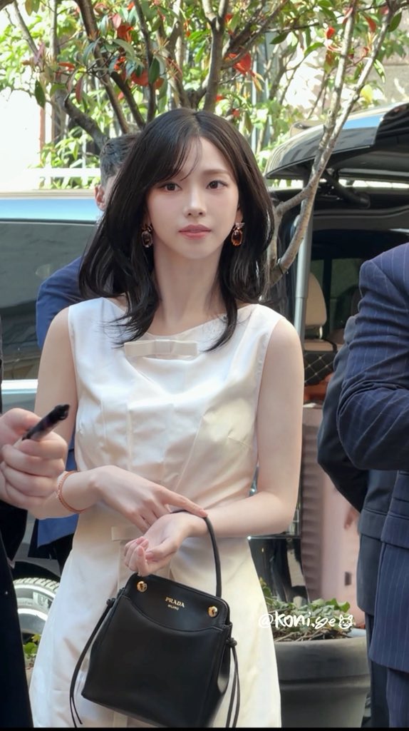 โหหหหห พี่น่าลุควันนี้สวยมากกกก คุณหนูลูกคุณมากอะ ผมประมาณนี้คือถูกต้องเลย สวยยยยย

KARINA FOR PRADA FW26
#PradaFW26xKARINA