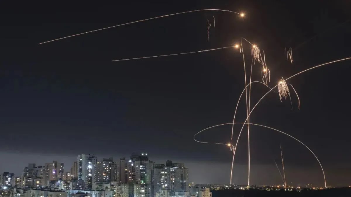 xrahuls's tweet photo. India's defenses proved tough in Sindoor, but Iron Dome tech from Israel? Game-changer for short-range threats—cost-effective + indigenous production. Strengthening the shield! 🇮🇳💪🇮🇱 
#IndiaIsraelFriendship https://t.co/eBnwXLstT1