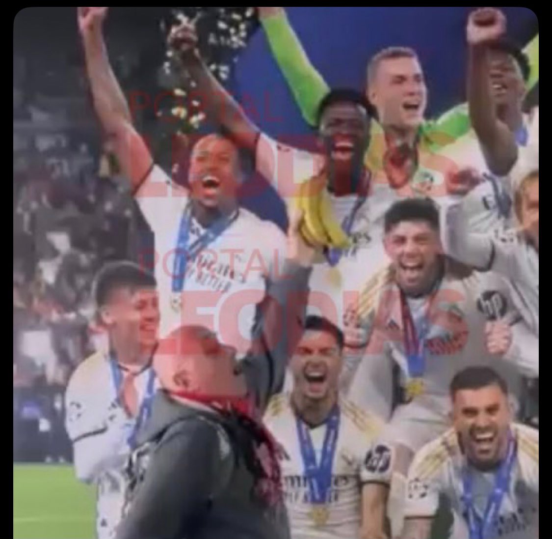 _V_Castello's tweet photo. ❤️🤍Pessoal vamos mostrar ao mundo que o Benfica não é um clube de racistas que defendem racistas

Partilhem https://t.co/0hdewZibmF