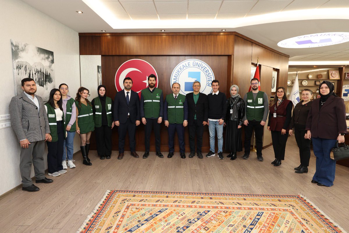 Türkiye Yeşilay Cemiyeti Denizli Şubesi Başkanı Fatih GÜN ve yönetim kurulu üyeleri, Rektörümüz Prof. Dr. Mahmud GÜNGÖR’ü makamında ziyaret etti.
Ziyarette, Yeşilay’ın gençlere yönelik farkındalık çalışmaları ve üniversite öğrencilerinin sağlıklı yaşam bilincinin