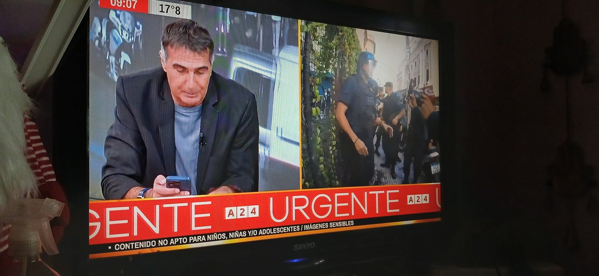 maralebra's tweet photo. Cuando la #policía de @PatoBullrich dañan y detienen a camarografo de @A24 @AgustinLaje. La policía es IMEPTA codo matan, dañan #jubilados #grillos, actúan bien https://t.co/pGwYhT42vF