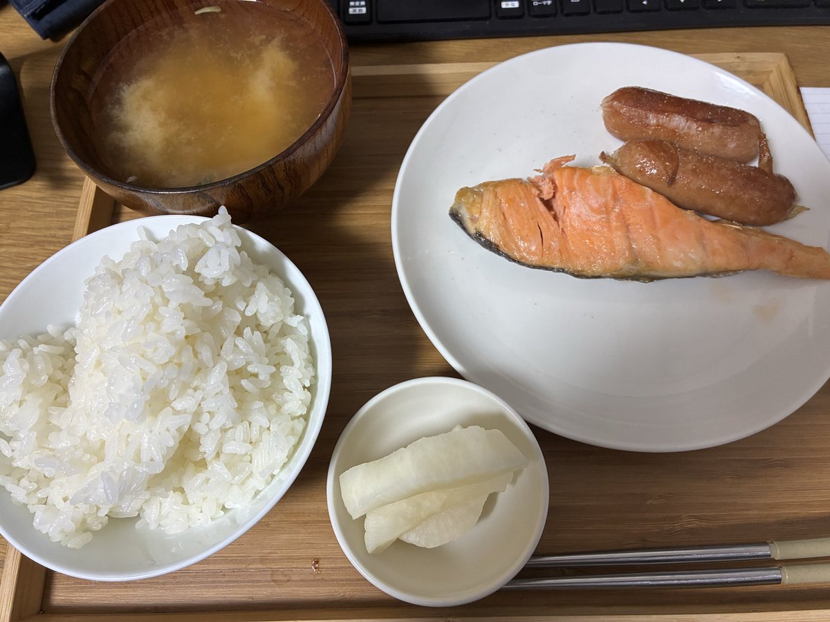 gin__ba's tweet photo. 今日の晩御飯です、野菜は食べない、必要ないから！ https://t.co/OmuiA7RFbb