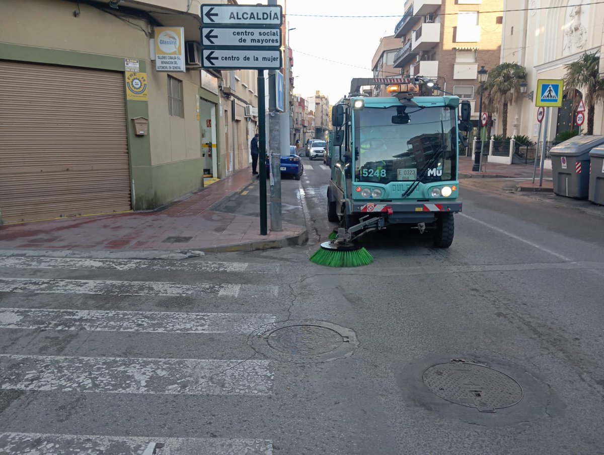 AytoMurcia's tweet photo. 🧹 El Ayuntamiento de Murcia refuerza el servicio de limpieza para la tradicional bajada de la Virgen de la Fuensanta.

👉 Se refuerzan las labores de desbroce, revisión de contenedores y limpieza intensiva, antes y durante el recorrido de la Patrona.

ℹ️ https://t.co/3JwQUcFYak https://t.co/hsvCBiBiTe