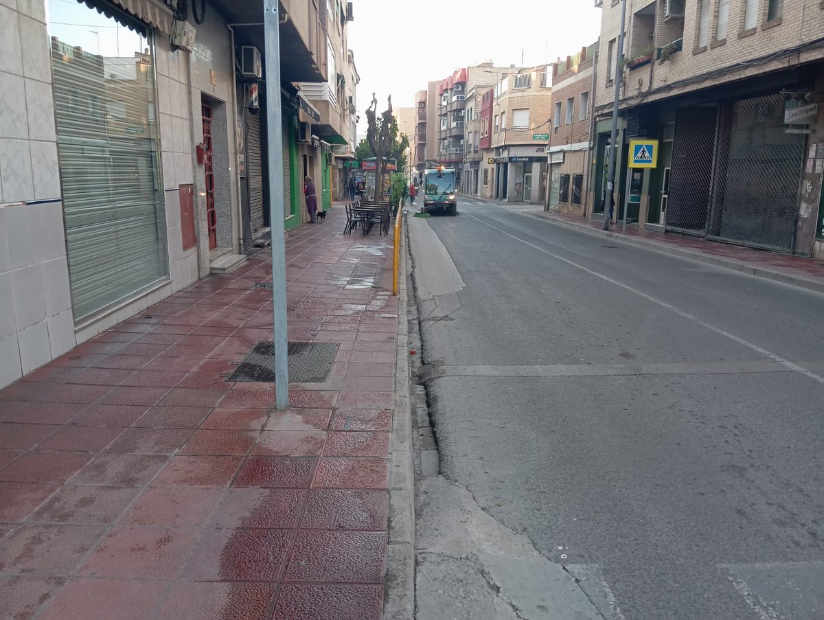 AytoMurcia's tweet photo. 🧹 El Ayuntamiento de Murcia refuerza el servicio de limpieza para la tradicional bajada de la Virgen de la Fuensanta.

👉 Se refuerzan las labores de desbroce, revisión de contenedores y limpieza intensiva, antes y durante el recorrido de la Patrona.

ℹ️ https://t.co/3JwQUcFYak https://t.co/hsvCBiBiTe