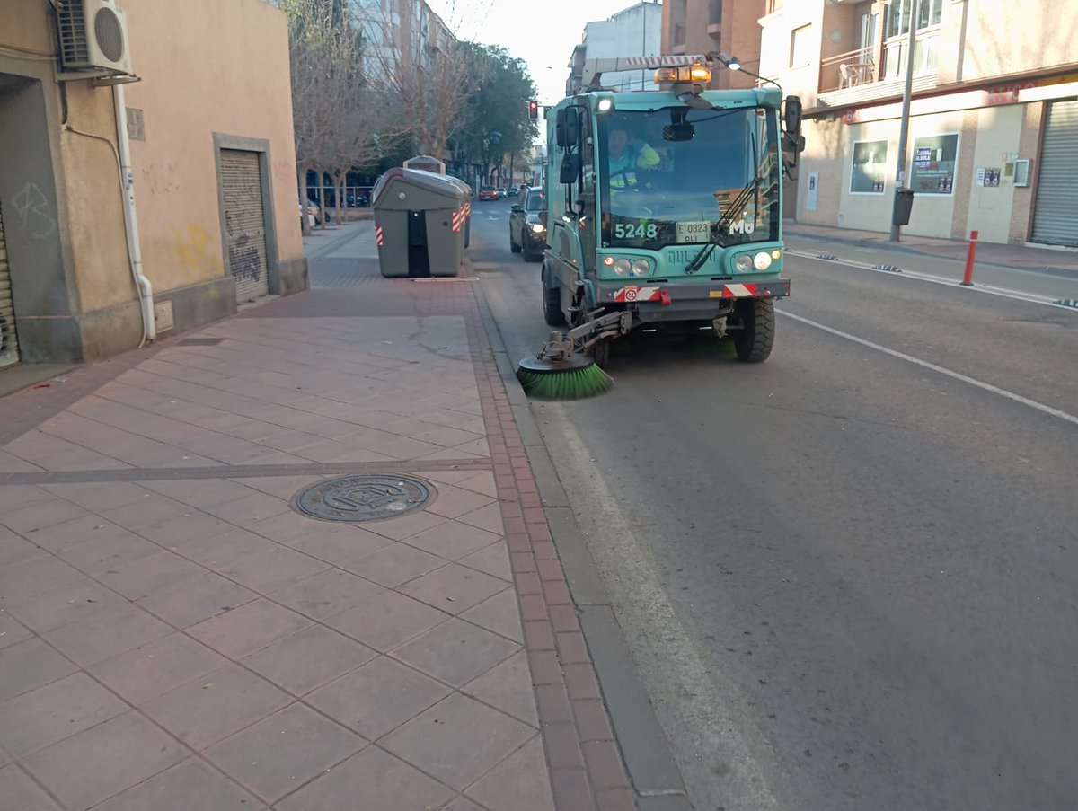 AytoMurcia's tweet photo. 🧹 El Ayuntamiento de Murcia refuerza el servicio de limpieza para la tradicional bajada de la Virgen de la Fuensanta.

👉 Se refuerzan las labores de desbroce, revisión de contenedores y limpieza intensiva, antes y durante el recorrido de la Patrona.

ℹ️ https://t.co/3JwQUcFYak https://t.co/hsvCBiBiTe