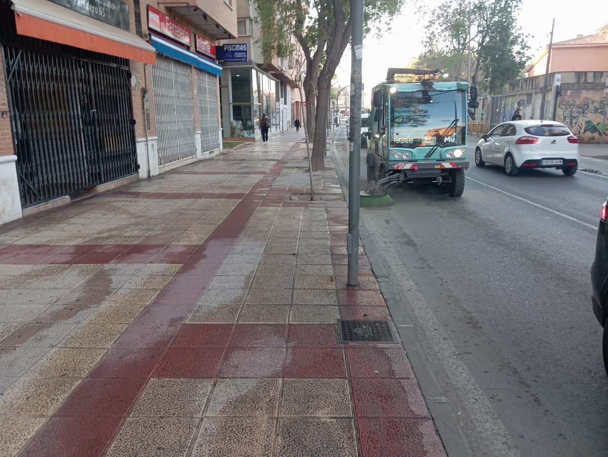 AytoMurcia's tweet photo. 🧹 El Ayuntamiento de Murcia refuerza el servicio de limpieza para la tradicional bajada de la Virgen de la Fuensanta.

👉 Se refuerzan las labores de desbroce, revisión de contenedores y limpieza intensiva, antes y durante el recorrido de la Patrona.

ℹ️ https://t.co/3JwQUcFYak https://t.co/hsvCBiBiTe