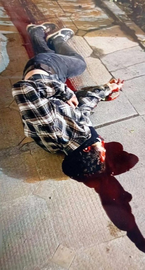 قول داده بودم هر روز تصاویر جنایات حکومت رو بذارم که مبادا عادی‌سازی بشخ، مبادا یادمون بره، مبادا دل‌مون بسوزه، مبادا فکر کنیم آخوندها، سپاهی‌ها و بسیجی‌ها انسان هستند، مبادا انتقام فراموش بشه.

عکس روز ۲۵
شلیک به سر، ۱۹ دی، پاسداران تهران

#جاویدشاه