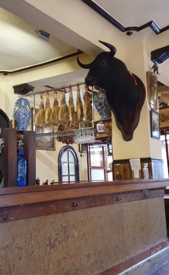 ftorodelidia's tweet photo. ♉️ Toros en el ruedo. Toros en la calle. Toros en la mesa. El toro es celebración que nos une.

🍴 Bodegas Castañeda
📍 Calle Almireceros, 1, 3 (Granada)

#DondeHayTorosSeComeBien🍻 https://t.co/5R0jHHnYzI