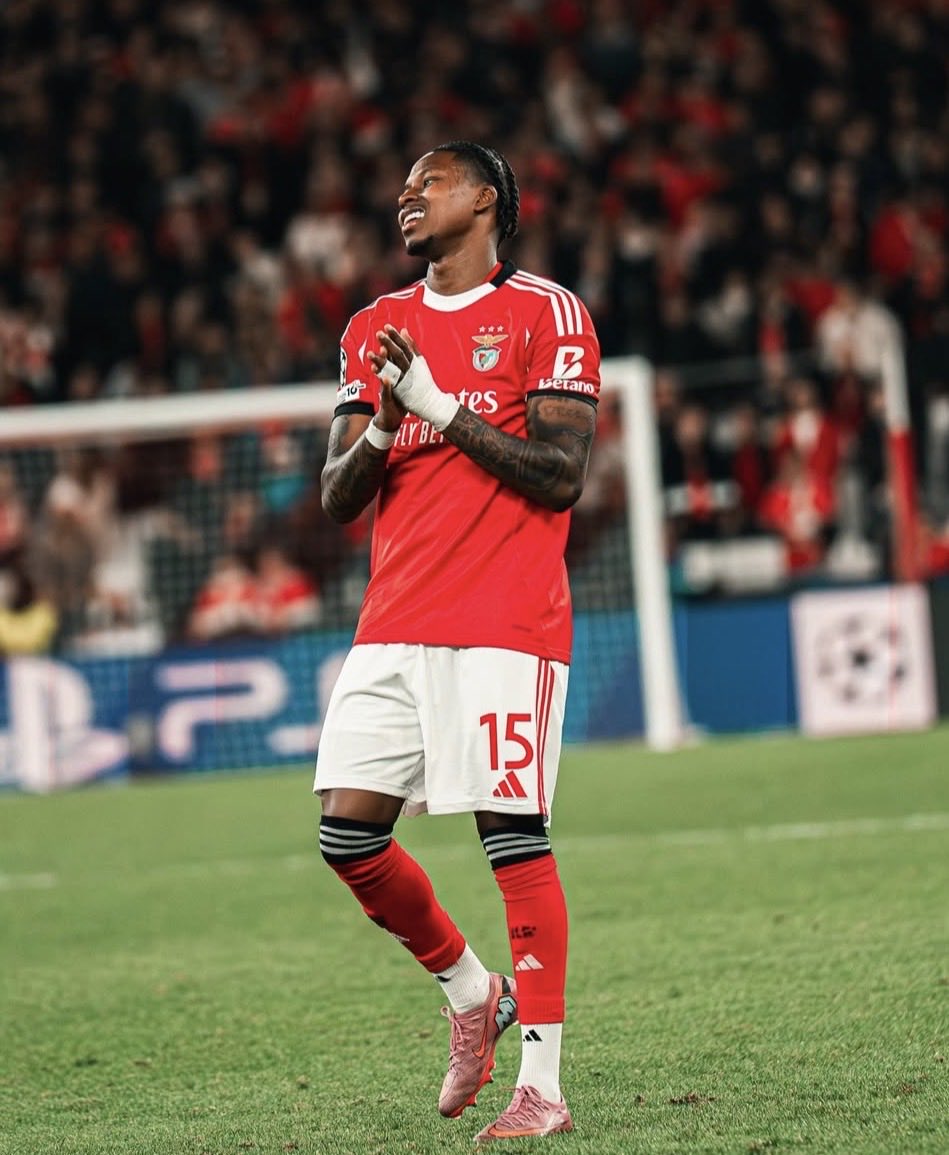 Para bater livres para o 3º poste e jogar igualmente mal com os dois pés… temos muitos no Seixal para fazer igual e com margem para melhorar. 

Ainda tivemos de pagar avião para trazer a camisola do Vinícius? 

O Benfica não precisa de ti. Era arrumar as coisas e treinar com a B