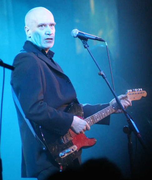 Tocaba la guitarra con la misma chulería y crudeza con la que afrontó su vida. Sin florituras de grandes estadios. Al grano.

Así que cuando le dijeron que iba a morir lo afrontó igual. 

Solo que se adelantaron unos diez años.

Hoy, en #LaHistorietaMusical, Wilko Johnson.