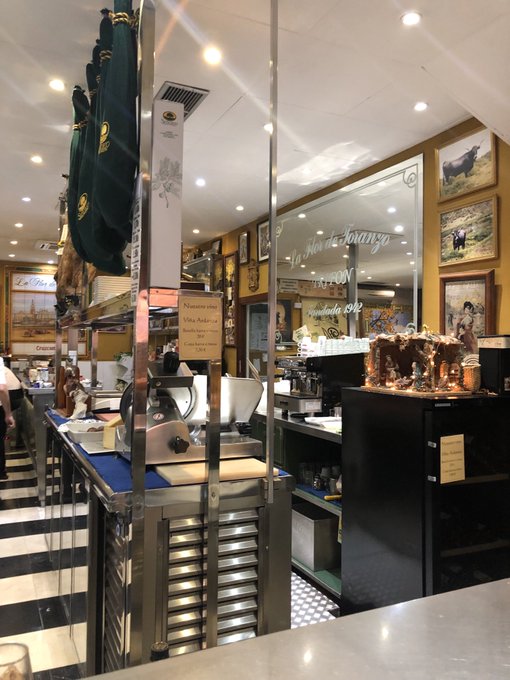ftorodelidia's tweet photo. ♉️ Toros en el ruedo. Toros en la calle. Toros en la mesa. El toro es celebración que nos une.

🍴 La Flor de Toranzo
📍 Calle Jimios, 1 (Sevilla)

#DondeHayTorosSeComeBien🍻 https://t.co/4KmP5YOQoW