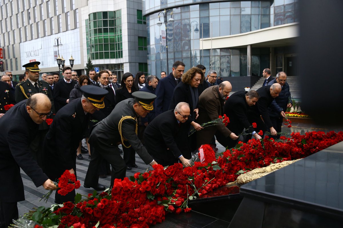 TC_BakuBE's tweet photo. Bundan tam 34 yıl önce #Hocalı’da katledilen masum kardeşlerimizin hatırasını Büyükelçilik mensuplarımız, Askeri Ataşelik ile Müşavirliklerimiz, ilgili ve bağlı kuruluşlar ve STK’larımızın iştirakiyle yad ettik.

Büyükelçimiz @Birol_Akgun, günün anlam ve önemine ilişkin Azerbaycan ve Türk basınına açıklamalarda bulunmuştur.

Unutmadık, unutmayacağız! 🇹🇷🇦🇿