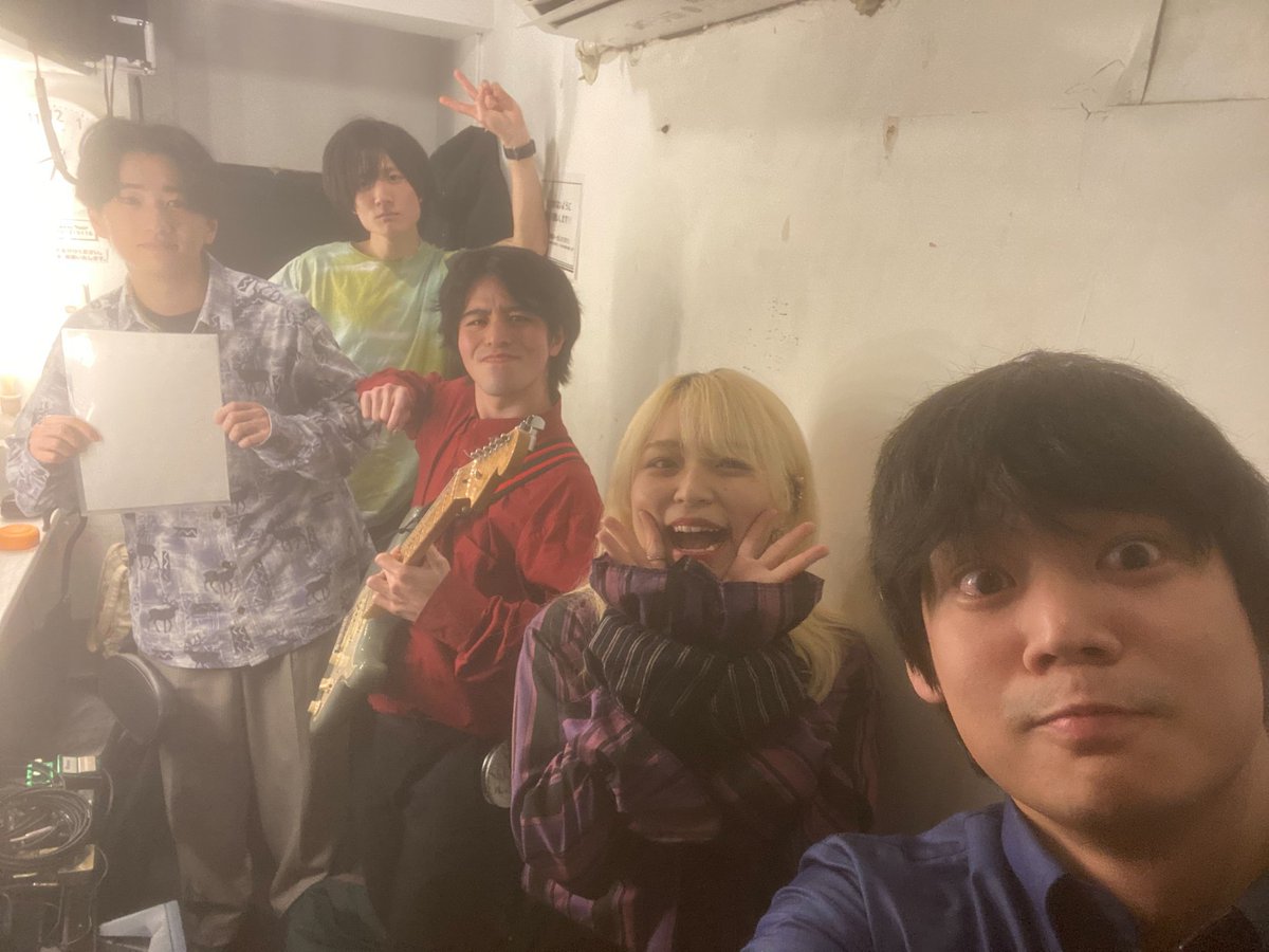 chom_lab's tweet photo. 去る二月二十五日、赤坂navey floorにて演奏の儀を執り行いました。新曲「約分」が皆様の負の御心を消し飛ばす一助となれば幸甚に存じます。太一様(@taichipatriciaX)の神懸かりし低音の加護に感謝申し上げます。次は四月十日、渋谷eggmanにてお目文字叶うを心待ちにしております。

文責　後藤 真猿 https://t.co/QWnYch4Hhc