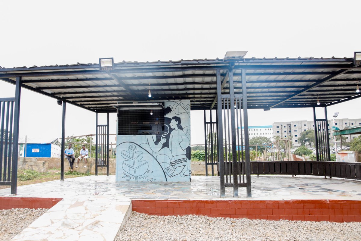 commonwealthsec's tweet photo. 2025 Commonwealth Young Person of the Year, @CStanAnigbogu’s recycled solar “Lighthouse for Peace” now brings clean power, skills & hope to thousands at Durumi’s IDP camp, helping to light paths to education, sustainability & brighter futures💡🌱

Read more👇 https://t.co/UzbMnjIk5H

#CommonwealthYouth #CYA #SDGs