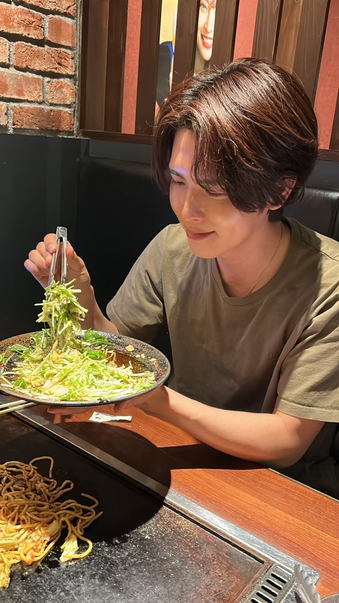 Ken_Toshi1712's tweet photo. すいません、時間の訂正です🙇

📢【緊急開催】

明日2/27 夜21:00〜
としくんとオンライン飲み会やります🍻（インスタライブ）

https://t.co/RIOOWbi9Uj

…いや、やらせてもらいます。

正直に言います。

僕が
「みんなと飲みたい」
って言い続けました。笑

ということで、

✔ お酒
✔ おつまみ
✔ スマホ

を持って、よかったら21:00に集合してください。

飲みすぎるといけないので、１時間で終了する予定です！

明日の京都イベントも楽しみです😋