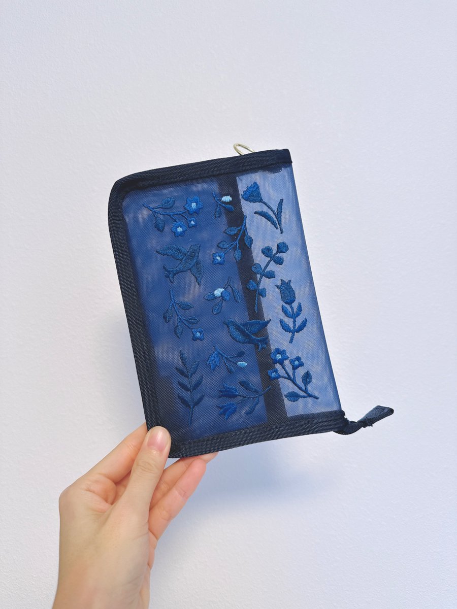 LOOK AT THIS CUTEST BOOK COVER😭You can zip it up so the book