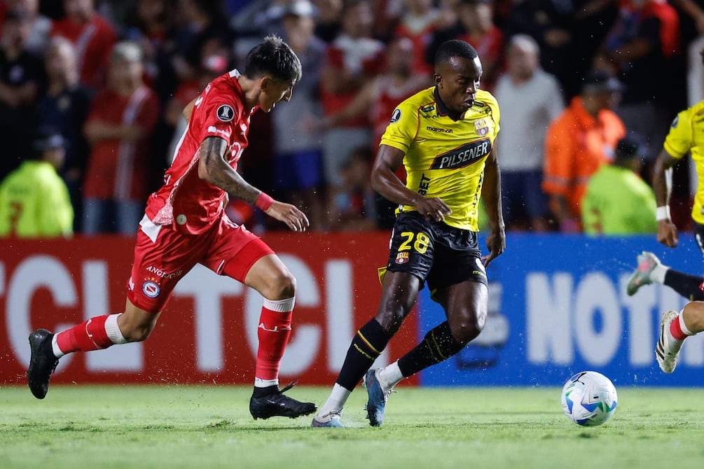 👎🏻 ¡NO ES CASUALIDAD! 🐞
🇦🇷 | #AAAJ (4) 0-1 (5) #BarcelonaSC #Vuelta #Fase2 #PreLibertadores 🏆
⚽️ J. Quiñonez
🖊 Con todo a favor, El Bicho no supo resolver en los 90', y al ir a los penales, afloró el miedo de siempre. El hincha se cansó y silbó al equipo.

Vía <a href="/diegogabrielfb/">Diego Gabriel Fernandez</a>