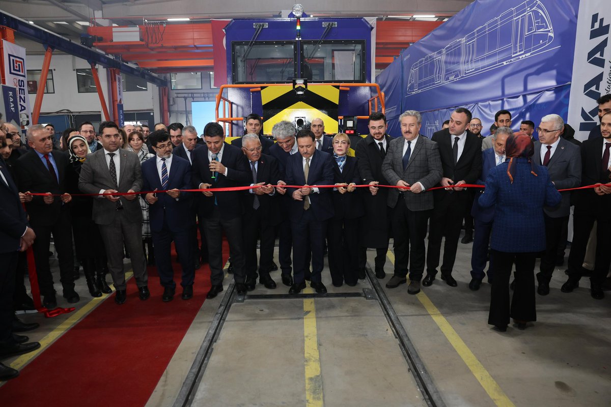 kayserivaliligi's tweet photo. Valimiz Sayın Gökmen Çiçek, Ulaştırma ve Altyapı Bakan Yardımcısı Osman Boyraz ve il protokolü ile birlikte, KAAF Demiryolu Araçları A.Ş. tarafından düzenlenen Bataryalı ve Elektrikli RE2500 Manevra Lokomotifi Lansmanı’na katıldı. https://t.co/en6uDUFpCc