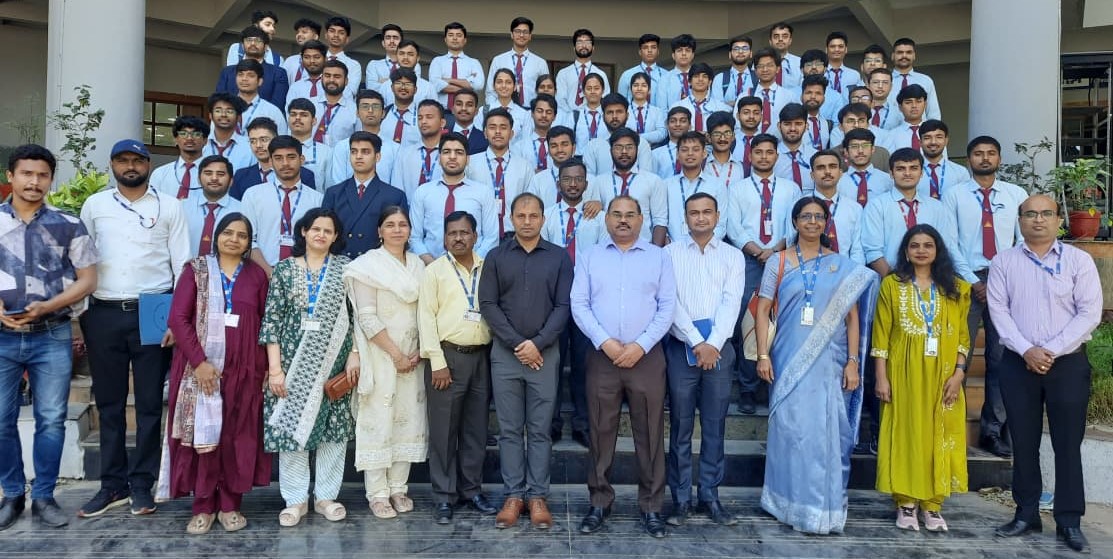 STPIPune's tweet photo. STPI-Pune organized an industrial visit for the engineering students and faculties of Army Institute of Technology (AIT), Pune. During the visit, they were given an overview of STPI’s services &amp; also explained role of #STPICoEs in fostering #startupsecosystem. 
@arvindtw https://t.co/1mzv40DT8Q