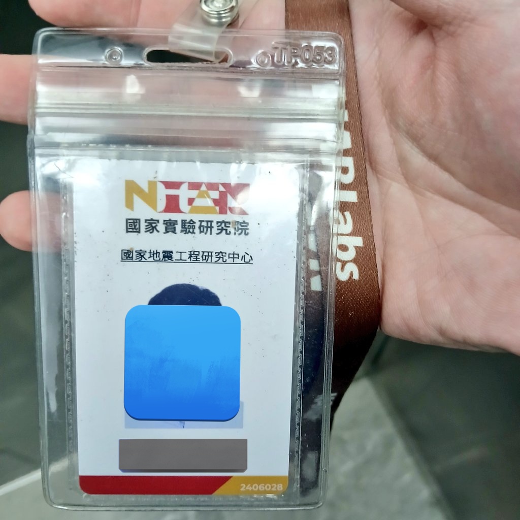 Just_TW_Nobody's tweet photo. 當初收到錄取通知的時候，還天真地幻想著十年後的自己開始獨立接案的畫面。然而經驗告訴我，越是憧憬的事物往往越是無法觸及。彷彿是在催促我往下一關挑戰，這次也毫不例外地應驗了。

2024/09/13 ~ 2026/02/26，為第一份工作畫下句點。 https://t.co/lcEqz1oaGn