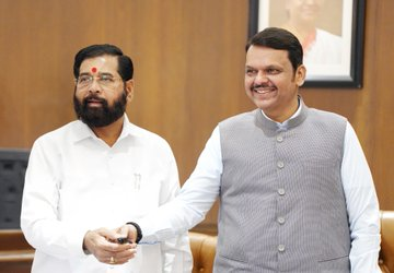 airnews_mumbai's tweet image. #Mumbai: मुंबई सेंट्रल रेल्वे स्थानकालगतच्या रेल्वे पुलाच्या पुनर्बांधकामाचं मुख्यमंत्री @Dev_Fadnavis  आणि उपमुख्यमंत्री @mieknathshinde  यांच्या हस्ते दूरदृश्यप्रणालीद्वारे लोकार्पण 

#MumbaiCentral #InfrastructureDevelopment