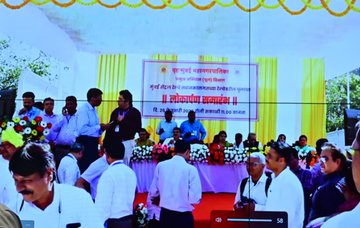 airnews_mumbai's tweet image. #Mumbai: मुंबई सेंट्रल रेल्वे स्थानकालगतच्या रेल्वे पुलाच्या पुनर्बांधकामाचं मुख्यमंत्री @Dev_Fadnavis  आणि उपमुख्यमंत्री @mieknathshinde  यांच्या हस्ते दूरदृश्यप्रणालीद्वारे लोकार्पण 

#MumbaiCentral #InfrastructureDevelopment