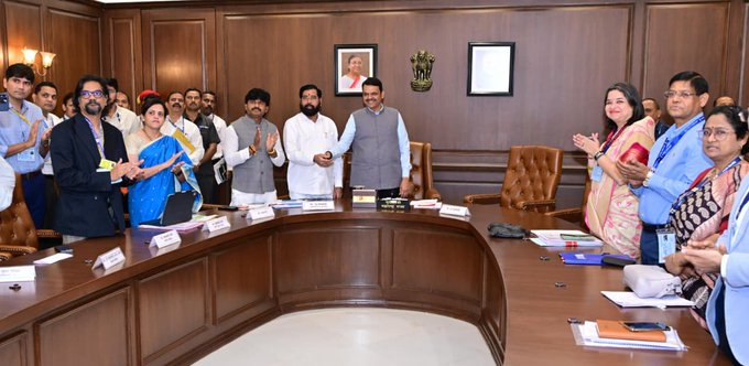 airnews_mumbai's tweet image. #Mumbai: मुंबई सेंट्रल रेल्वे स्थानकालगतच्या रेल्वे पुलाच्या पुनर्बांधकामाचं मुख्यमंत्री @Dev_Fadnavis  आणि उपमुख्यमंत्री @mieknathshinde  यांच्या हस्ते दूरदृश्यप्रणालीद्वारे लोकार्पण 

#MumbaiCentral #InfrastructureDevelopment