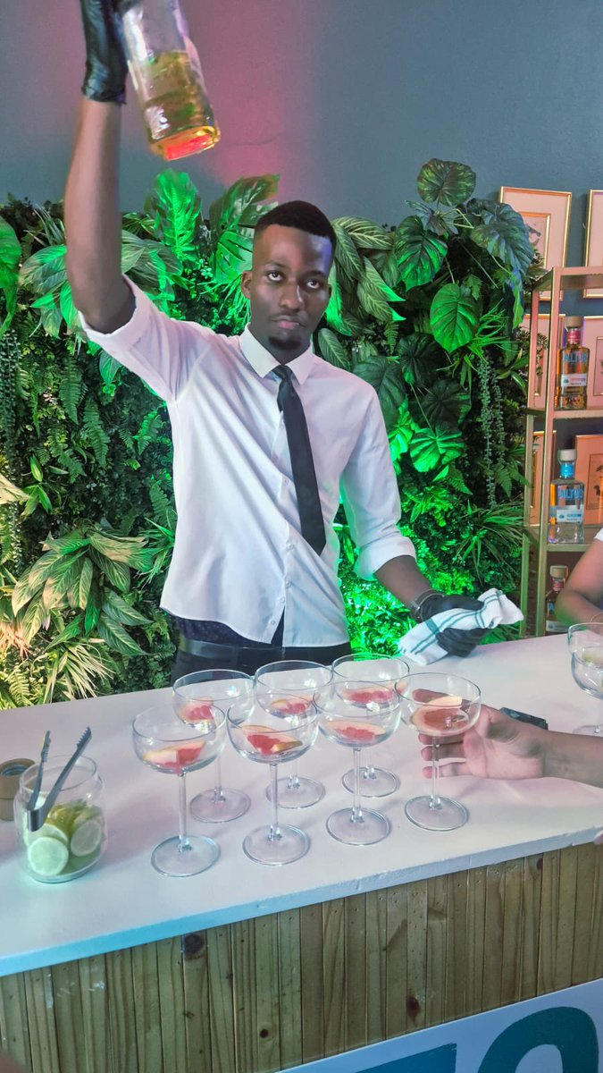 Rorisangmasina_'s tweet photo. We back outside ๐ฎโ๐จ๐ฅ, the vibes today? Immaculate. The Gin Kulcha experience ๐ฅน plus the cocktail experience ๐ฏ
@TOPSatSPAR
#TopsTurnUpEpic
#TOPSatSPAR https://t.co/C2llrW3XMS
