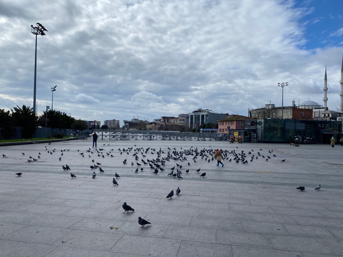 Çağlayan Meydanı, tabi meydan denebilirse. Yılın çoğunda alanın yarısı bariyerlerle kapalı. Kalan kısmı da boş, canlılığı kalmamış.