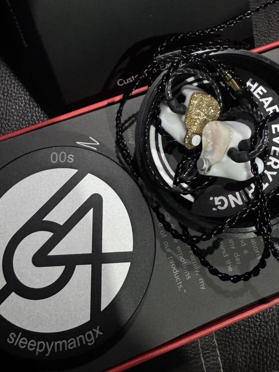 ได้อินเอียร์อันใหม่มาแร้วล่ะยอรอบุน หลังจากที่ใช้อันสำรองแล้วหูบ้วนเอียร์ทิ้งมาเป็นเดือน555 คือช่วงปลายปีที่แล้วอันเก่าที่ใช้มาตั้งแต่เดน้องฟังได้ข้างเดียว แล้วต้องดันวอลลุ่มจนเกือบสุด ช่วงนั้นใครเรียกฝั่งซ้ายไม่ค่อยได้ยินก็ขอโทษนะคะ552555555 สุดท้ายชีก็ได้จากเราไปอย่างสมบูรณ์