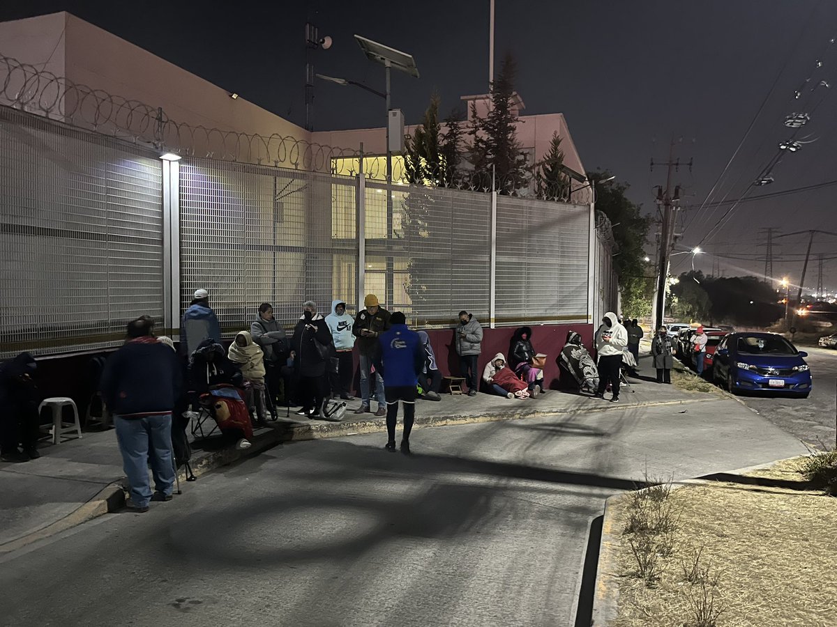 RafaP_M's tweet photo. El sistema de citas por internet del @ISSSTE_mx nunca tiene citas, el teléfono nunca lo contesten. La gente se tiene que formar desde las 4am para ver si alcanza ficha. Así el sistema de salud que presume @Claudiashein y @martibatres . https://t.co/PC73mVmPDm