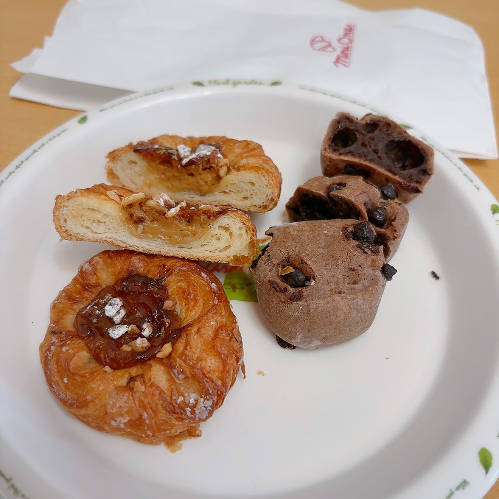 mizupi_f's tweet photo. #minione
キャラメルアーモンド
チョコもち
#ミニワン
#デニッシュ
#パン
#菓子パン https://t.co/eIqStBd8vt