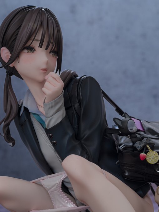 なぜ「制服」フィギュアの企画が多いの?って聞かれるんですが⋯ 少女から女性へ移りゆく過渡期のイメージがあるから。 その期間はとても短くその一瞬に儚さを感じるから。 その短い季節を言葉ではなく視覚的に訴求できるから。