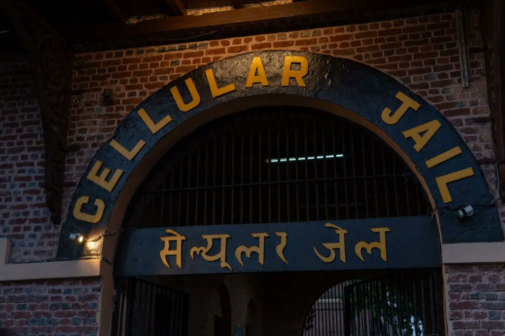 मैंने गूगल AI से पूछा, अंडमान की सेलुलर जेल में कितने भारतीय क्रांतिकारी मारे गए?

गूगल AI ने बताया, सेलुलर जेल में लगभग 173 स्वतंत्रता सेनानियों को फांसी दी गई थी। 1909 से 1938 के बीच लगभग 585 प्रमुख क्रांतिकारियों को इस जेल में कैद किया गया था। इस जेल में क्रांतिकारियों को