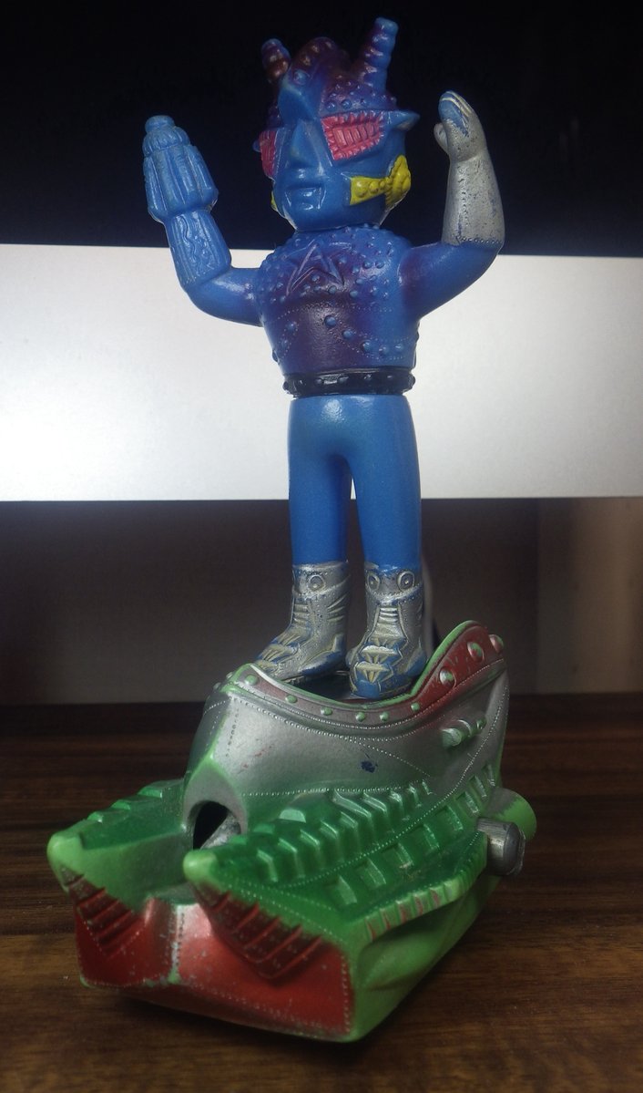 マシンに穴あいてるのにソフビは入れられへんのかーい #アストロミュー