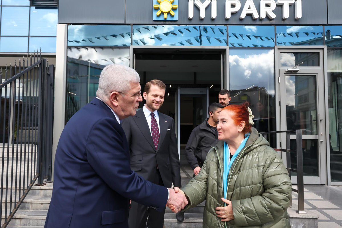 MDervisogluTR's tweet photo. Kıymetli sanatçımız Sabahat Akkiraz’ı Genel Merkezimizde ağırlamaktan büyük bir memnuniyet duydum.

Nazik ziyaretleri, samimi sohbetleri için kendisine teşekkür ediyorum. https://t.co/AnCC1RO0s9
