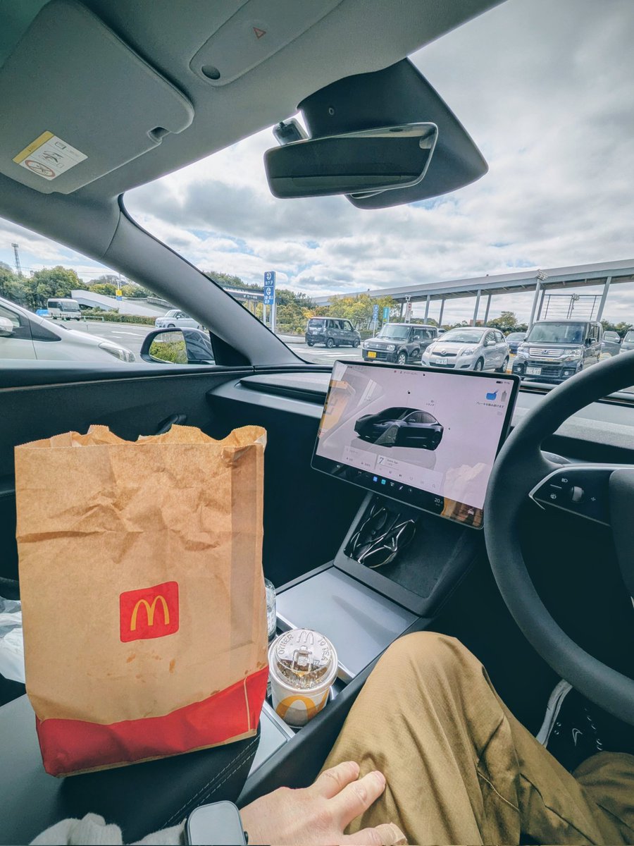 misaki3092's tweet photo. テスラの車内でマックを食べる。何気ないことですが、私には至福の時間でした☺️ https://t.co/Ioh94ojeb7