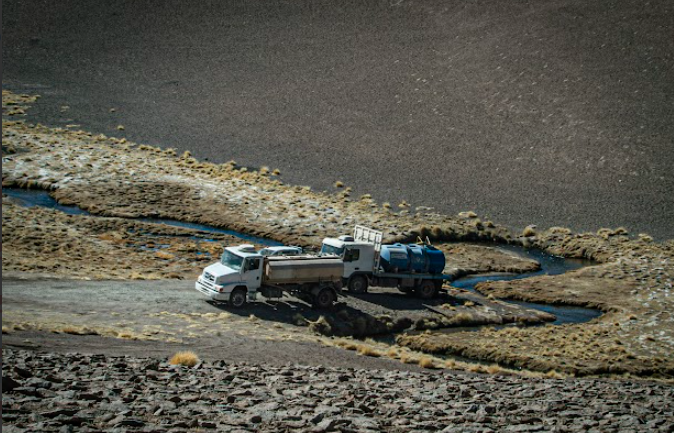 Esta foto es de hace un año. La sacó Gastón Bejas. Son camiones de mineras sacando agua del río en Antofagasta de la Sierra. Nadie controla. Cómo aseguran que van a cuidar las zonas de glaciares y periglaciares?
Acá algunos apuntes sobre la era del cobre
revistacrisis.com.ar/notas/apuntes-…
