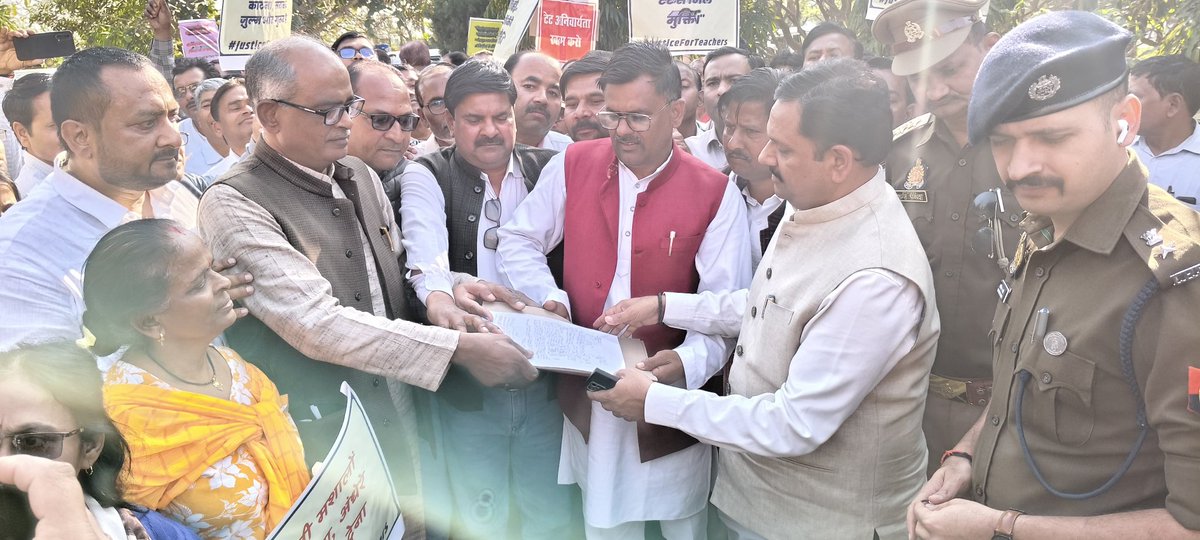 deepakdubey1175's tweet photo. टेट अनिवार्यता के विरोध में जिला मुख्यालय औरैया में किया गया प्रदर्शन https://t.co/HQGoHpRAEI