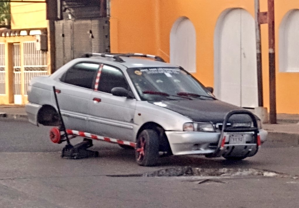 Tremendo hueco en la Avenida Fuerzas Armadas, una señora que cayó allí daño tren delantero y varios cauchos de su vehículo mientras llevaba a niños a la escuela.

El Alcalde Lisandro muy ocupado en las Ferias.