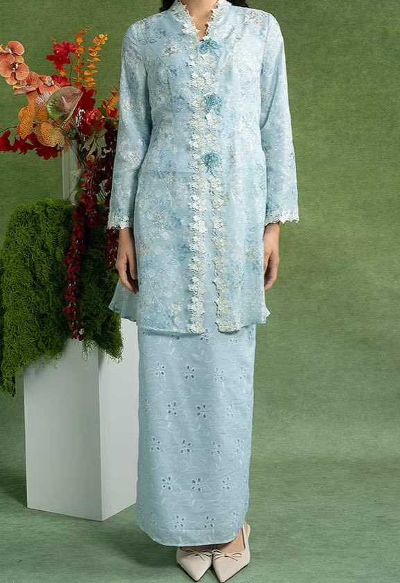 Rasa nak suruh orang azankan sebab nak shopping baju raya lagi. Cantik gilaa kebaya labuh ni 🥹🫶🏻