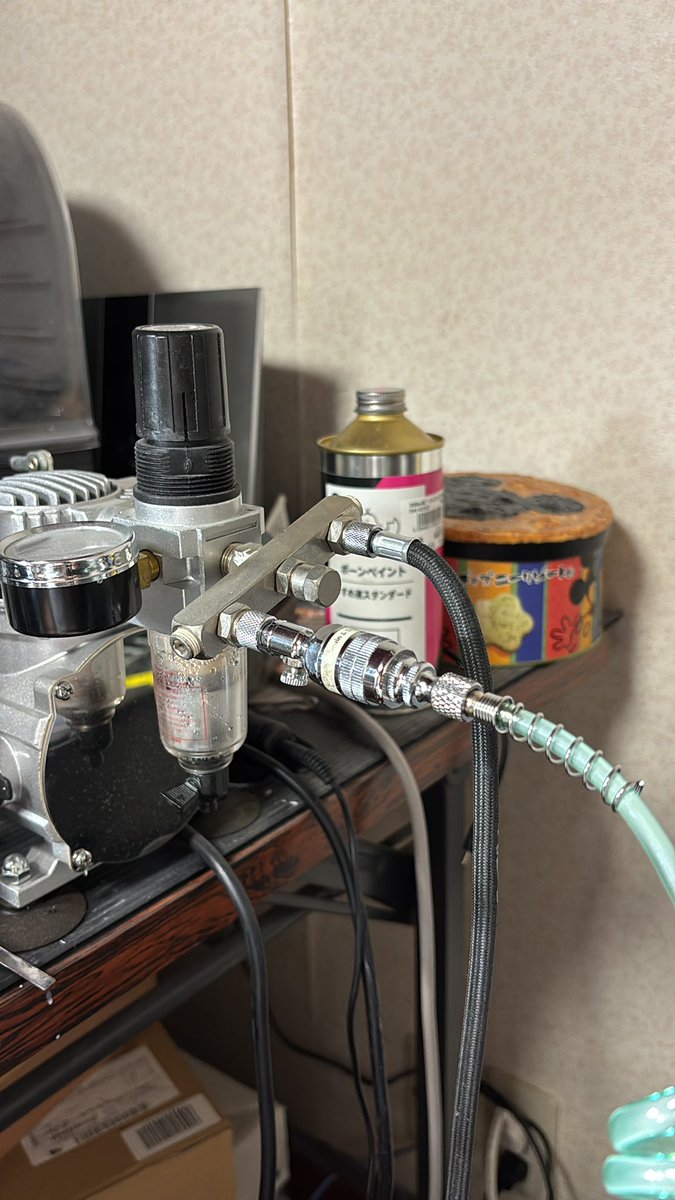最近、透明なエアブラシのホースにしたんだけど…結構、水が迫ってくるんだね
これでもエアコンかけてコンプレッサーのレギュレータから出る口にフィルター付けてホース付けてエアブラシの手元にフィルター付ける2重フィルターしてるんだけど　冬の富山の湿度は凄い😅