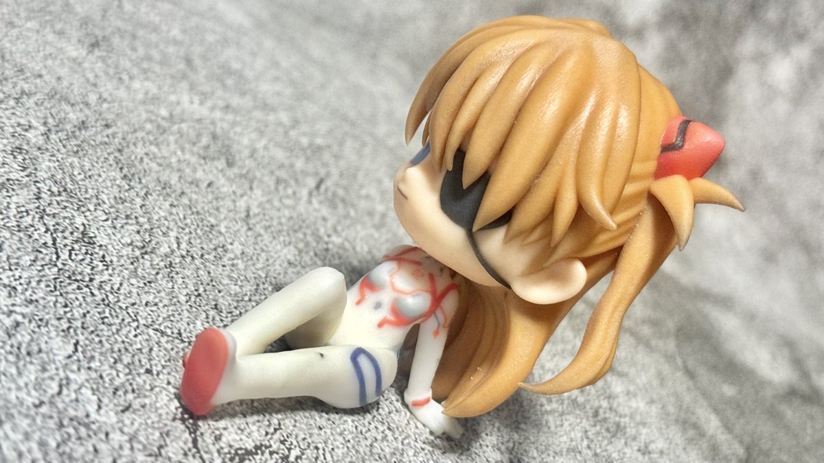 フルカラープリントされたフィギュアとの事で、
プラグスーツの模様が綺麗に出ています✨
デフォルメされた等身が可愛い😆
連日売り切れていて、3日目にしてようやく購入できました！
<a href="/temihamu/">テェミ@ワンフェス準備中</a> さんと <a href="/tiriuma/">ちり🐎フリーランス3Dデザイナー</a> さんの作品です。
買ってすぐに飾れるも良いですね😊
#エヴァフェス #エヴァンゲリオン