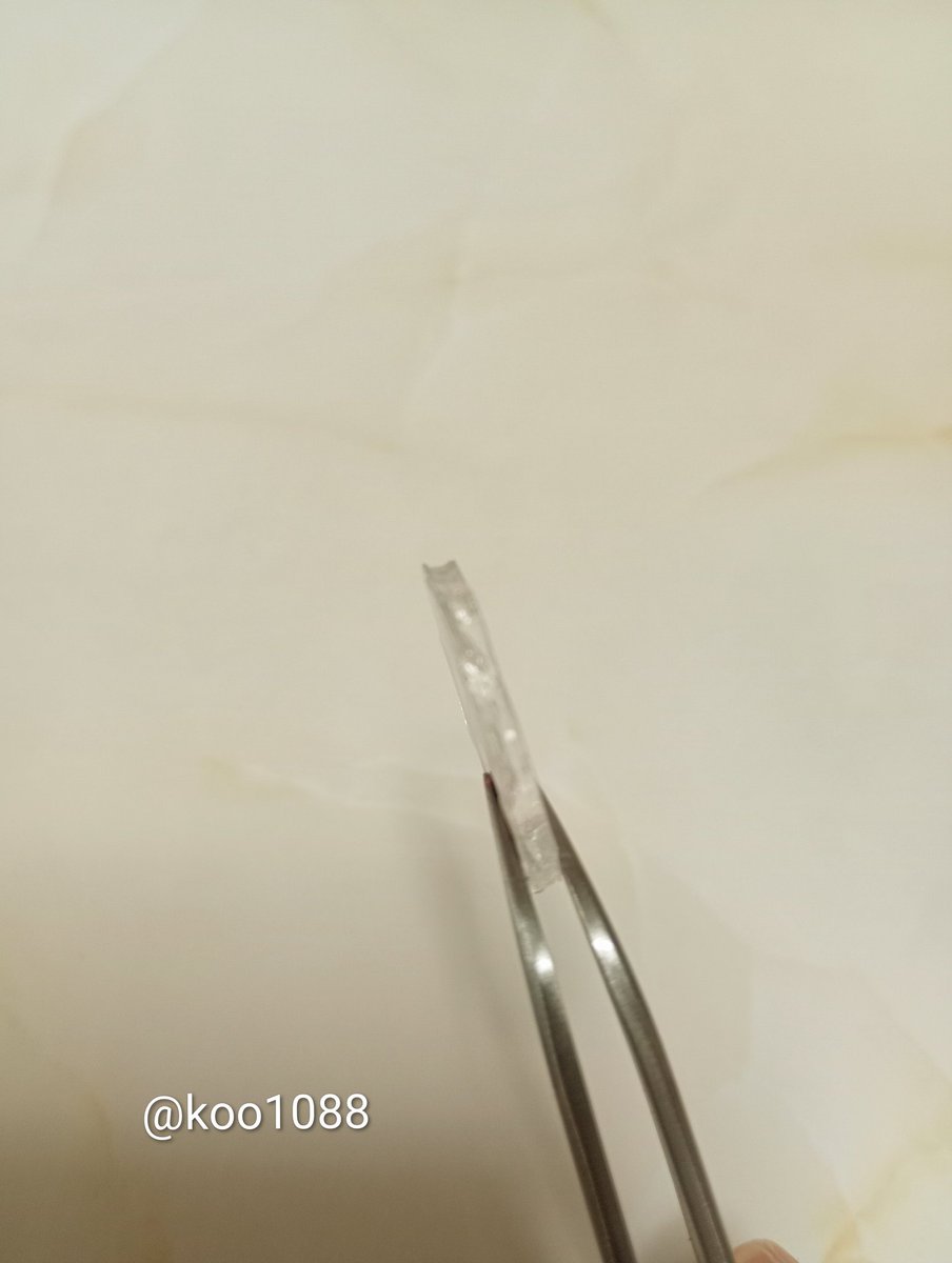 ネットで見た作り方を参考に、アクリル風のパーツを作ってみました
大きさ約2cm、厚み約2mm
イラストは自宅でプリント、他の材料は百均で購入
見た目が思ってたよりもアクリルっぽく仕上がって驚きました…！

※シャカシャカキーホルダーの本体は百均で買ったものです