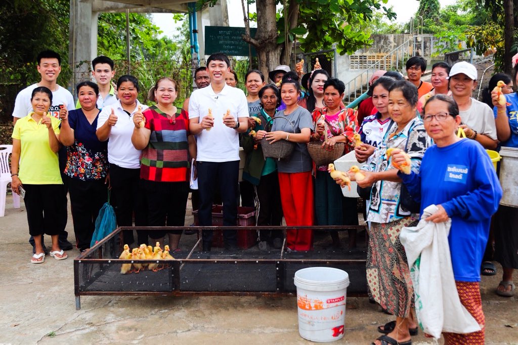 วันนี้ผมมาเยี่ยมเพื่อนร่วมงานของผม แบงค์ อิทธิพล ชลธราศิริ สส. ขอนแก่น เขต 2 พรรคประชาชน เพื่อติดตามโมเดลการทำงานของแบงค์ ที่ได้รับความไว้วางใจจากพี่น้องประชาชนในพื้นที่ต่อเนื่องถึง 2 สมัย เพราะชัยชนะคือผลลัพธ์หนึ่งในการทำงานพื้นที่สม่ำเสมอ ลงพื้นที่จริง ฟังปัญหาจริง
