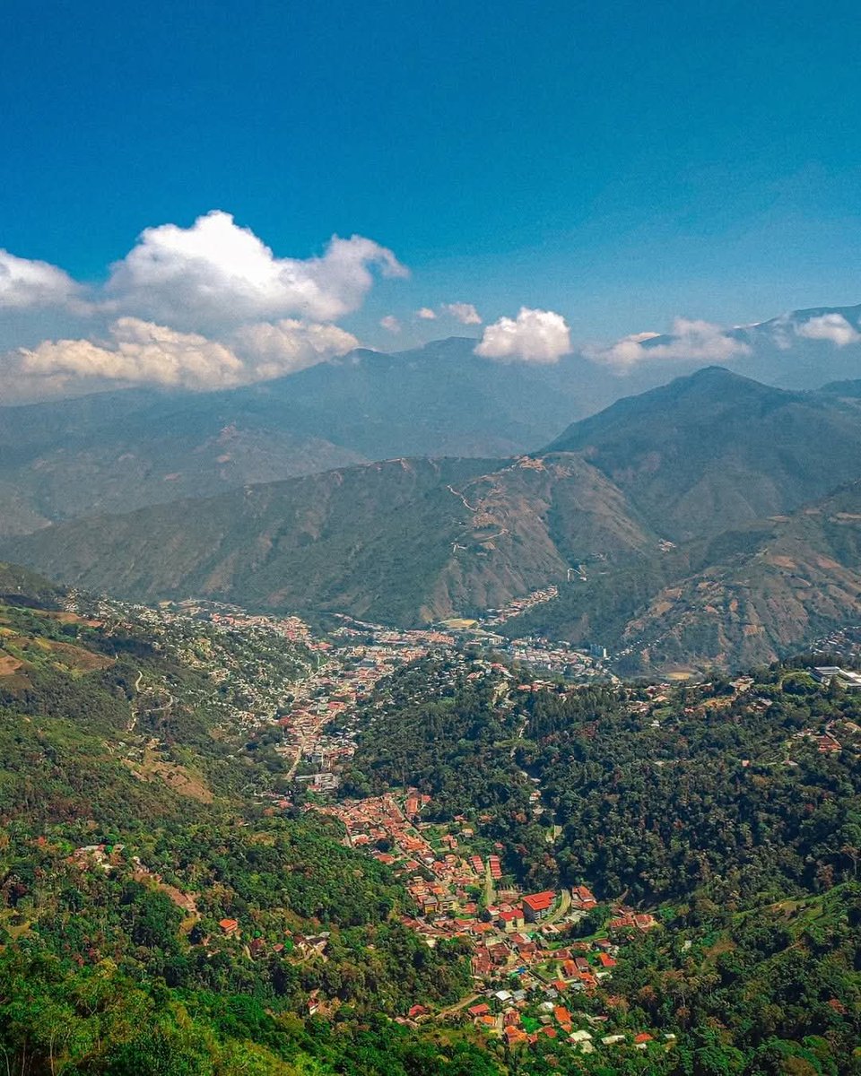 Buenos días, que sea grato y placentero. Bellísimo paisaje de montañas y vista panorámica de la acogedora ciudad capital Trujillo, Estado Trujillo. "Venezuela".