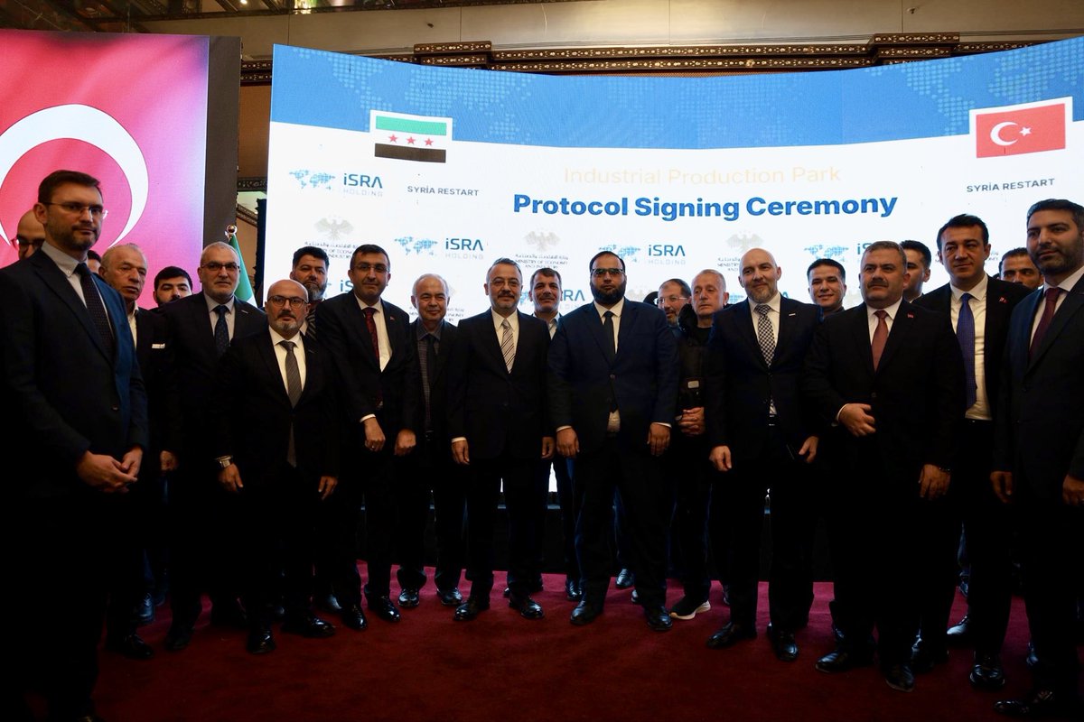 حضر السفير الدكتور نوح يلماز مراسم توقيع البروتوكول الخاص بمشاريع انشاء منطقة صناعية واسعة النطاق في حلب، والذي استضافته محافظة حلب ووزارة الاقتصاد والصناعة السورية.

وفي هذا السياق، نتقدم بالتهنئة لشركة إسراء القابضة التركية، التي كانت من بين الشركات الموقعة على البروتوكول.