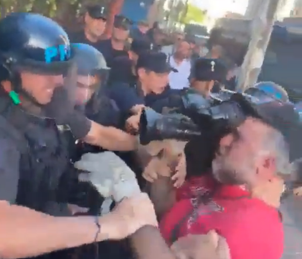 ARGENTINA está en ESTADO DE EXCEPCIÓN, porque el Estado de Derecho rige solo parcial y ocasionalmente. El ataque del régimen a periodistas hoy 26/2 en el Congreso lo demuestra.