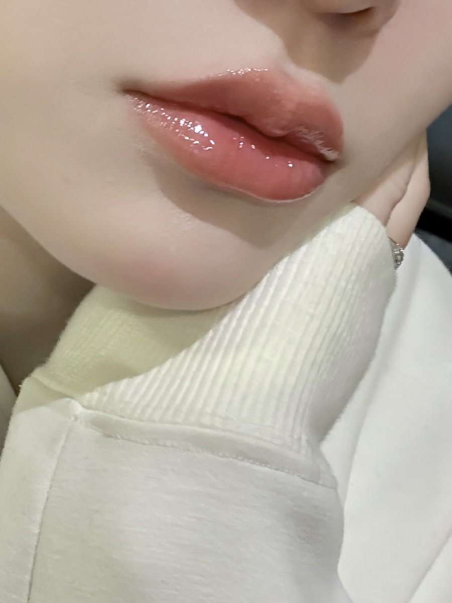 usagi_usagi____'s tweet photo. 私がいつも指名してて芸能人やモデルさんにも引っ張りだこの日本のメイクさんがついにコスメ出してくれまして……塗ったらやっぱり最強で……😭🤍さっと塗りで一瞬で可愛い唇になれるの計算し尽くされてる。この粘膜感あるのに薄過ぎない、写真まで盛れる色味貴重すぎます。001塗ってます！ https://t.co/CJ50WuMe3W